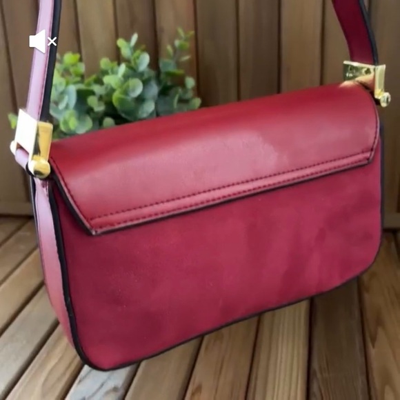 Mondani New York Red Baguette Shoulder Bag, Minimal Y2K Structured Gold Hardware - Picture 9 of 10